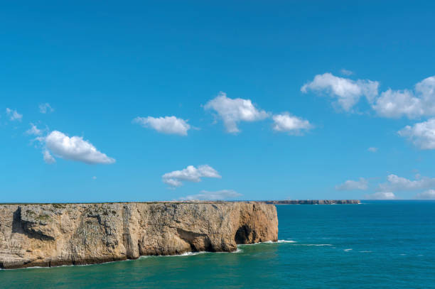 costa rocciosa a cabo de sao vicente vicino a sagres in algarve - sagres foto e immagini stock