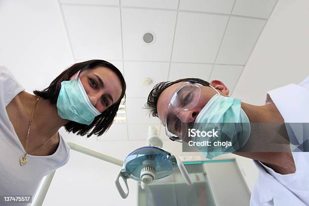 Dentista Y Su Assistante Sonriendo A La Cámara Foto de stock y más banco de imágenes de Adulto - Adulto, Adulto joven, Agarrar