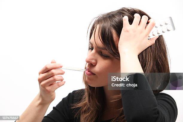 Junge Frauen Mit Tabletten Und Mercury Thermometer Stockfoto und mehr Bilder von Braunes Haar - Braunes Haar, Eine Frau allein, Eine Person