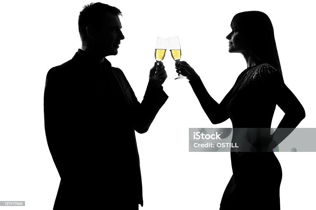 Una coppia uomo e donna a bere dello champagne divertimento brindando - Foto stock royalty-free di Brindisi - Evento festivo