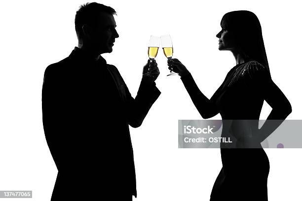 Una Coppia Uomo E Donna A Bere Dello Champagne Divertimento Brindando - Fotografie stock e altre immagini di Brindisi - Evento festivo