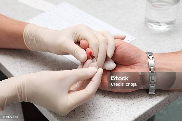 Foto de Grupo Sanguíneo Determinação e mais fotos de stock de Doação de Sangue - Doação de Sangue, Exame Médico - Procedimento Médico, Fotografia - Imagem