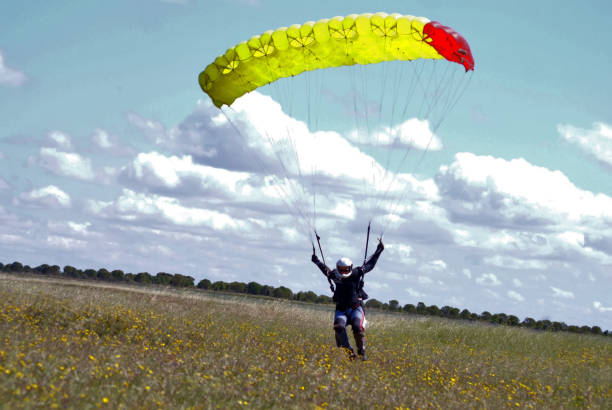 parachutiste atterrissant à grande vitesse - action adventure aerospace industry air vehicle photos et images de collection
