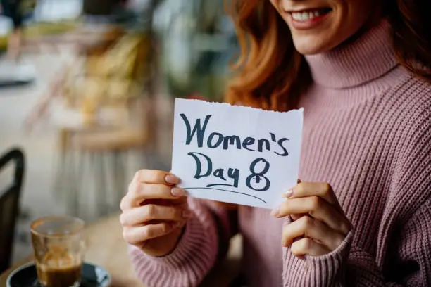 Woman with a note with the text women’s day