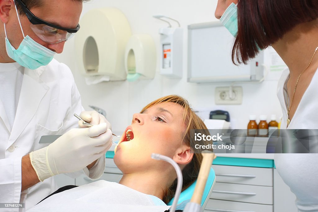 Ładna, młoda dziewczyna u dentysty - Zbiór zdjęć royalty-free (Dentysta)