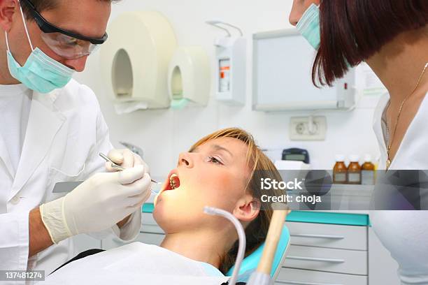 Ładna Młoda Dziewczyna U Dentysty - zdjęcia stockowe i więcej obrazów Dentysta - Dentysta, Fotografika, Gabinet stomatologiczny
