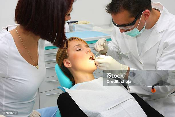 Pretty Young Girl Del Dentista Foto de stock y más banco de imágenes de Artículo médico - Artículo médico, Consultorio dental, Dentista