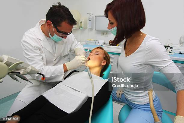 Pretty Young Girl Del Dentista Foto de stock y más banco de imágenes de Artículo médico - Artículo médico, Consultorio dental, Dentista