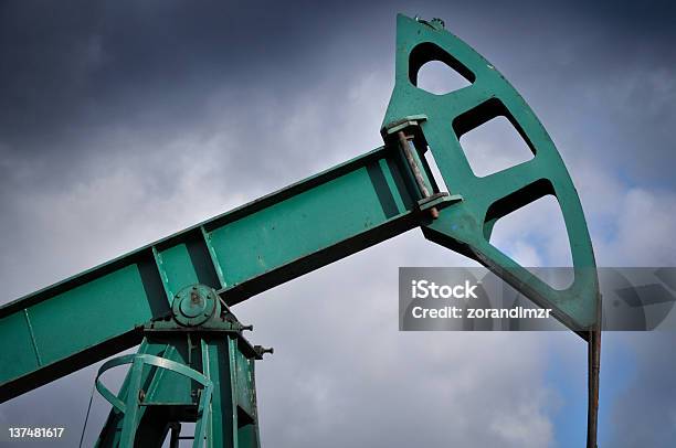 Pumpjack - Fotografias de stock e mais imagens de Abastecer - Abastecer, Bomba Petrolífera, Broca