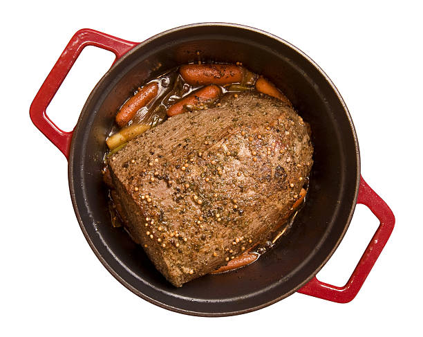 potenciómetro de carne de res asada aislado sobre fondo blanco - pot roast fotografías e imágenes de stock