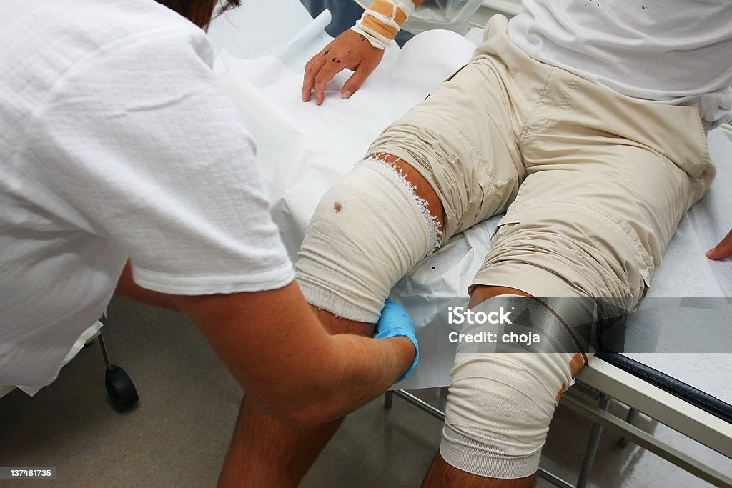 간호사 복용하고 전교 이 자선단체에서 무릎, 변화하는 밴디지 - 로열티 프리 간호사 스톡 사진