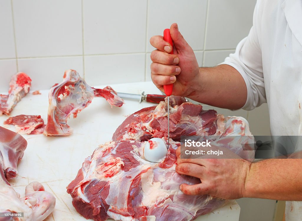 Butchery.Butcher é FATIANDO thight de vitela - Foto de stock de Açougue royalty-free