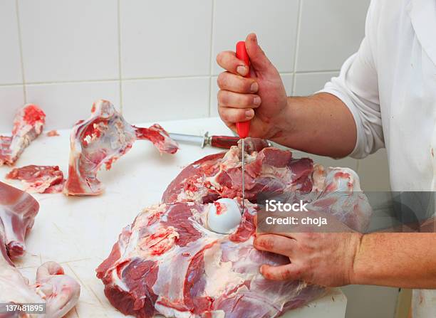 Foto de Butcherybutcher É Fatiando Thight De Vitela e mais fotos de stock de Açougue - Açougue, Açougueiro, Carne