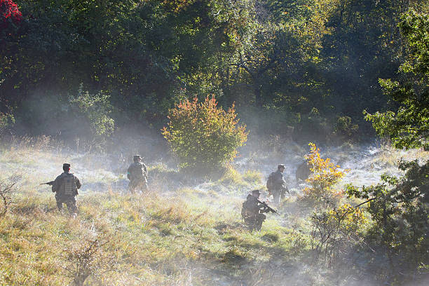 airsoft game.soldier en la niebla - airsoft fotografías e imágenes de stock