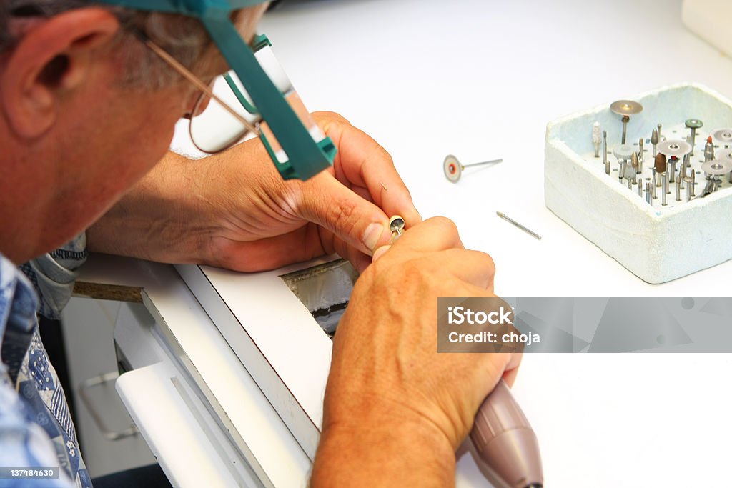 Produzione di dental prosthesis.senior uomo, odontoiatria tecnico sul posto di lavoro - Foto stock royalty-free di Apparecchiatura odontoiatrica