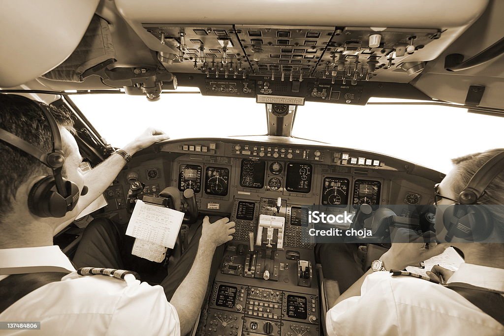 Alto no céu com jovem pilotos - Royalty-free Descolar - Atividade Foto de stock