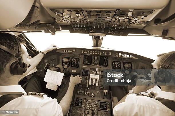 Alto No Céu Com Jovem Pilotos - Fotografias de stock e mais imagens de Descolar - Atividade - Descolar - Atividade, Pilotar, Piloto