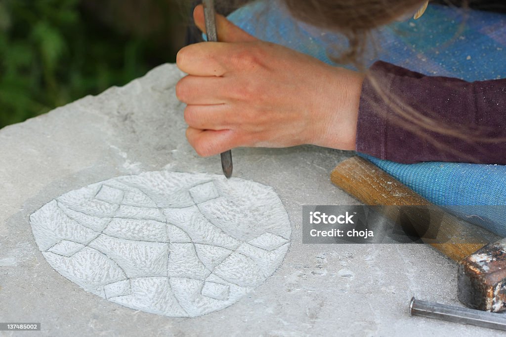 Sculptot decisiones sobre una piedra monolith ornament - Foto de stock de Actividades recreativas libre de derechos