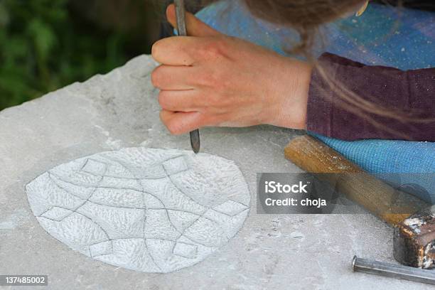 Sculptot Fazer Uma Pedra Monolith Emblema De - Fotografias de stock e mais imagens de Arte - Arte, Arte e Artesanato - Arte visual, Arte e Artesanato - Objeto manufaturado