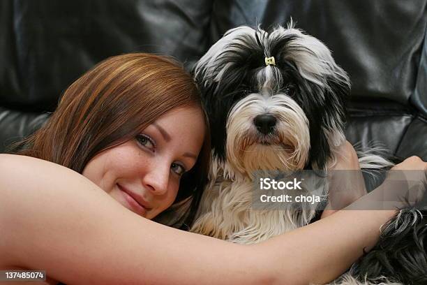 Mi Hija Y Su Perro Foto de stock y más banco de imágenes de Abrazar - Abrazar, Adolescencia, Adolescente