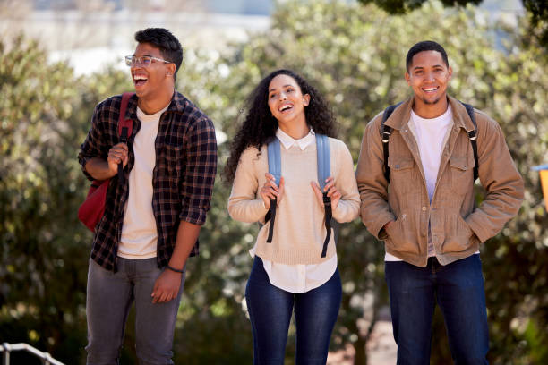 一緒�にキャンパスを歩く学生のグループのショット - multi ethnic group outdoors 20s student ストックフォトと画像