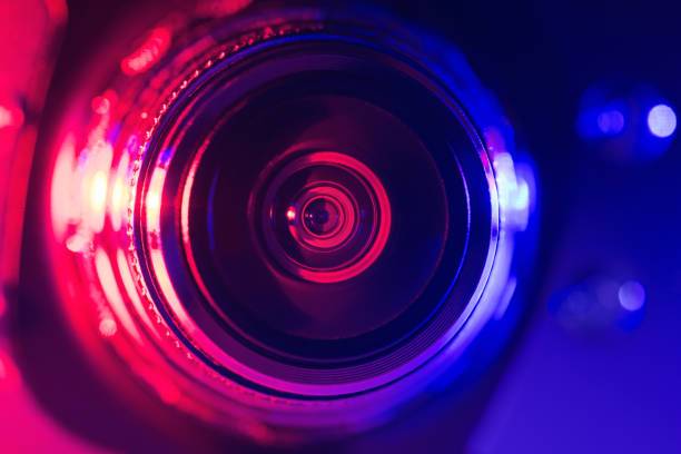obiektyw aparatu z niebieskim i czerwonym podświetleniem. optyka. styl cyberpunkowy - private cinema zdjęcia i obrazy z banku zdjęć