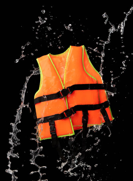 оранжевый спасательный жилет с брызгами воды на черном фоне - life jacket isolated life belt nobody стоковые фото и изображения
