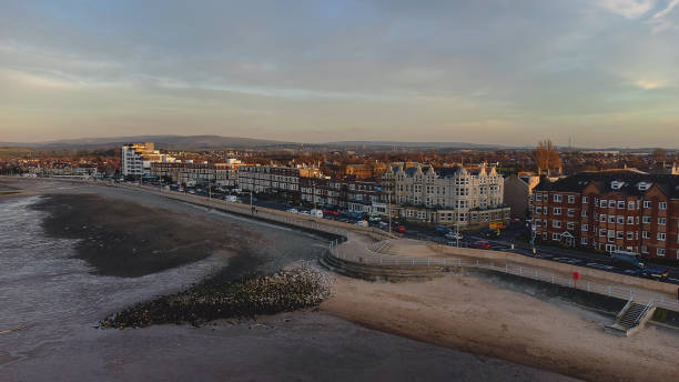 widok z lotu ptaka na wybrzeże w morecambe w lancashire, wielka brytania - morecombe bay zdjęcia i obrazy z banku zdjęć