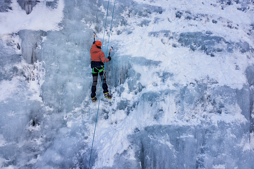 Mujer joven de escalada sobre hielo photo