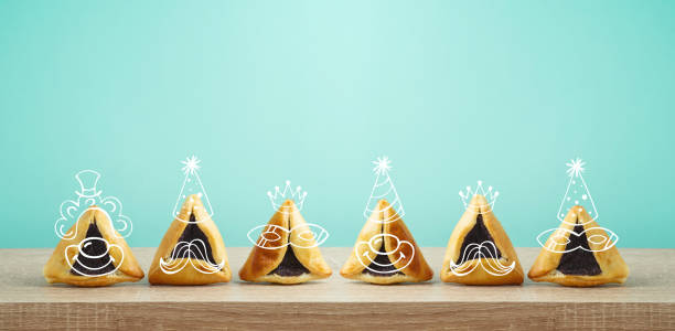 jewidh vacances purim concept avec de mignons personnages de biscuits hamantaschen sur table en bois sur fond bleu. carte de vœux créative - pourim photos et images de collection
