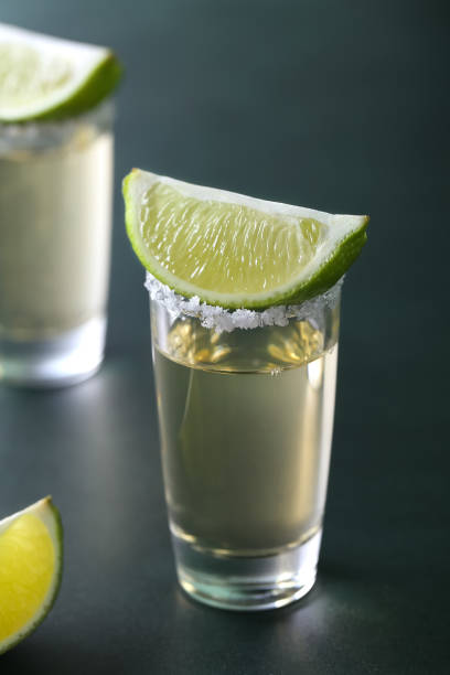 데킬라는 식탁에 소금과 라임이 있는 알코올 음료입니다. - tequila shot 뉴스 사진 이미지