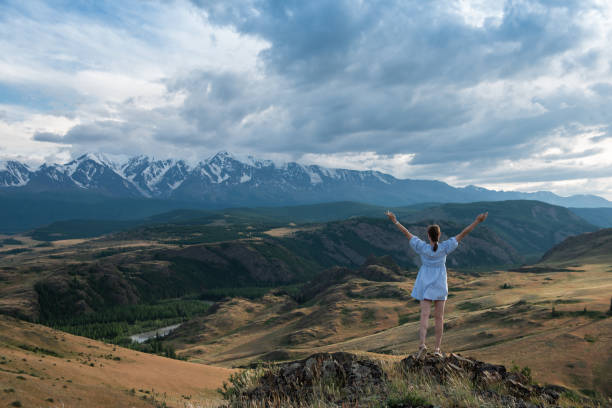 Femme en robe bleue dans les montagnes de l’Altaï d’été - Photo