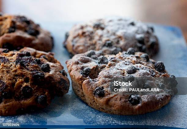 Casa Feita Cupcakes Com Açúcar Em Pó - Fotografias de stock e mais imagens de Assado no Forno - Assado no Forno, Azul, Açúcar