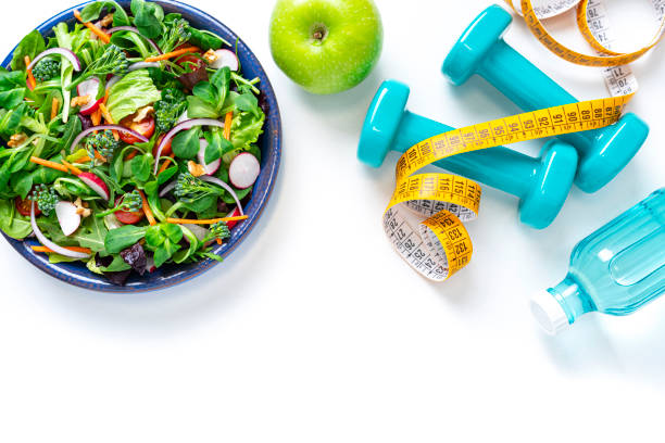 健康的な食事と運動。白い背景にスペースをコピーする - dieting sport exercising measuring ストックフォトと画像