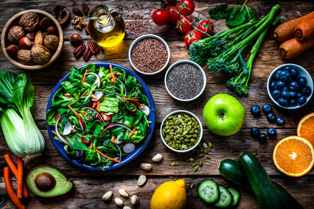 gesunder obst- und gemüsesalat teller auf rustikalem tisch - superfood stock-fotos und bilder