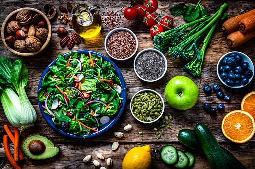Plato de ensalada de frutas y verduras saludables en mesa rústica photo