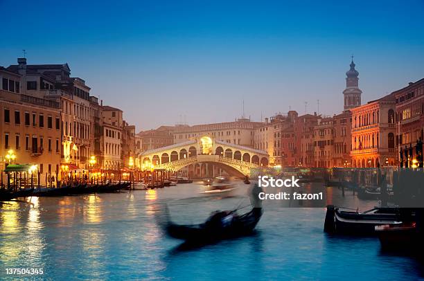 Ponte Di Rialto Veneziaitalia - Fotografie stock e altre immagini di Gondola - Gondola, Italia, Venezia