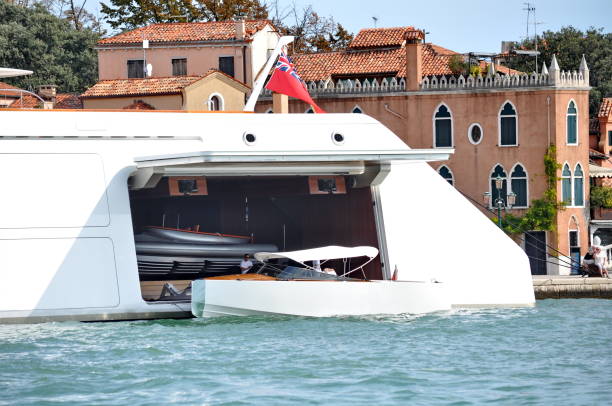 motor yacht "a" che è un superyacht di proprietà dell'industriale russo andrey melnichenko. - industrialist foto e immagini stock