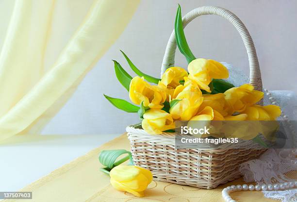 Foto de Buquê De Tulipas e mais fotos de stock de Amarelo - Amarelo, Arranjo, Artigo de decoração