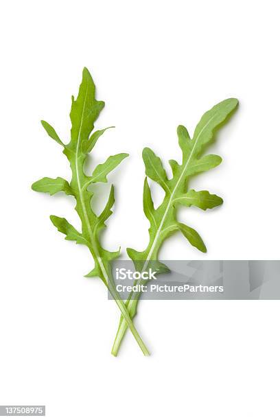 Due Fresco Verde Foglie E Rucola Su Sfondo Bianco - Fotografie stock e altre immagini di Cibo - Cibo, Colore verde, Composizione verticale