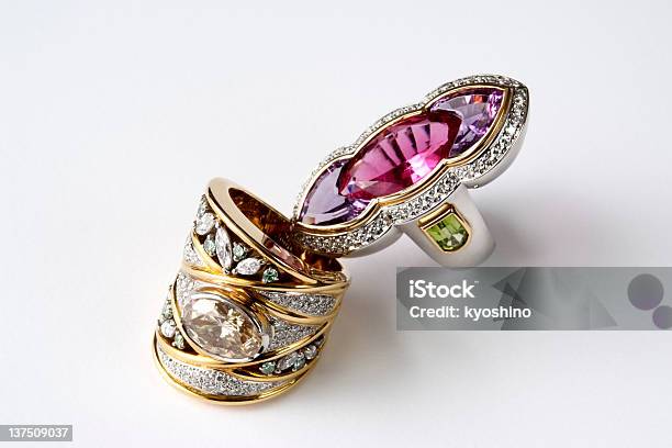 ヴィンテージ 2 つのジュエリーリング - ダイヤモンドの指輪のストックフォトや画像を多数ご用意 - ダイヤモンドの指輪, 白背景, エメラルド