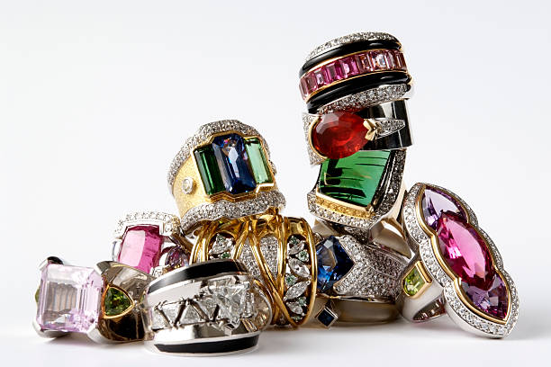 isolé photo d'empilés anneau vintage sur fond blanc - ring jewelry diamond luxury photos et images de collection