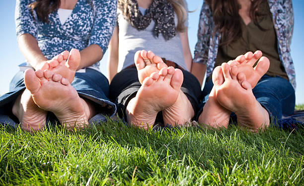 barefoot nel parco - podiatry human foot grass barefoot foto e immagini stock