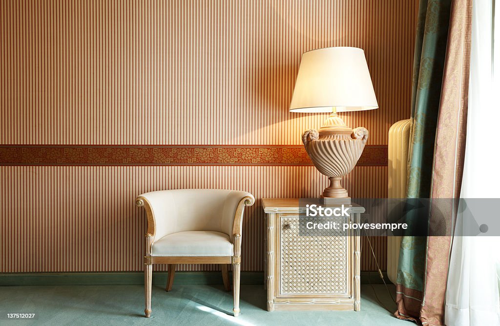 Tabla, silla ergonómica, lámpara - Foto de stock de Habitación de Hotel libre de derechos