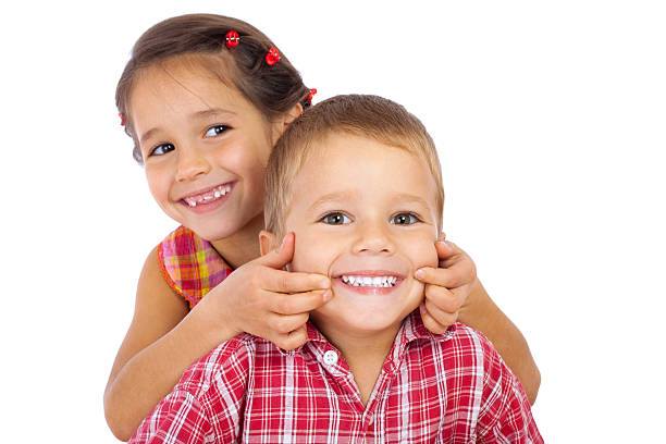 zwei lustige lächelnd kleine kinder - human teeth child smiling family stock-fotos und bilder