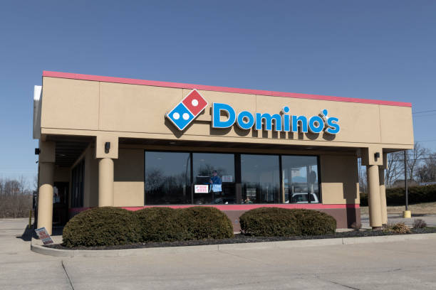 domino's pizza restaurant. domino's dostarcza ponad 1 milion pizzy dziennie. - dominos pizza zdjęcia i obrazy z banku zdjęć