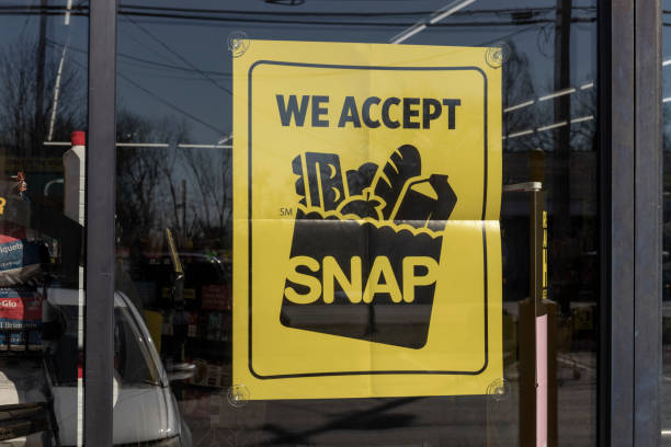 snap y ebt aceptado aquí firmar. snap y food stamps proporcionan beneficios nutricionales para complementar los presupuestos de las familias desfavorecidas. - snap fotografías e imágenes de stock