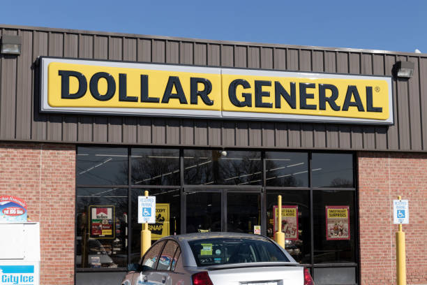 Dollar General Retail Location. Dollar General is a small box discount retailer. Florence - Circa February 2022: Dollar General Retail Location. Dollar General is a small box discount retailer. loudon stock pictures, royalty-free photos & images