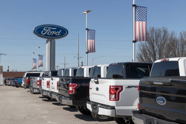 ford f-150 display at a dealership. the ford f150 is available in xl, xlt, lariat, king ranch, platinum, and limited models. - domestic car color image horizontal car imagens e fotografias de stock