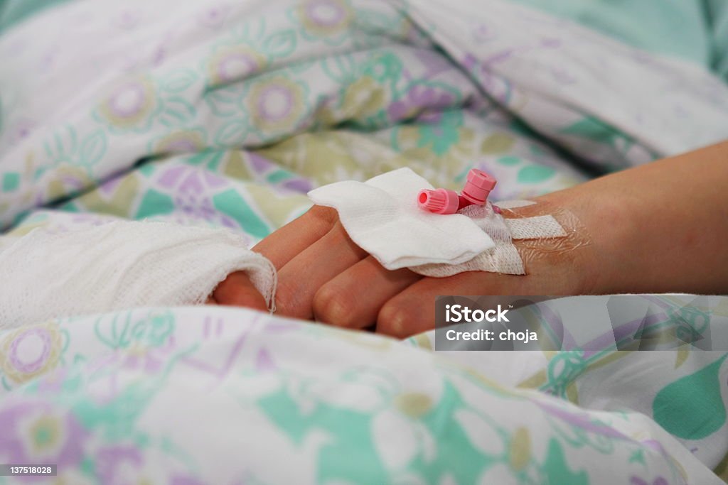В больнице - Стоковые фото Капельница для внутривенного вливания роялти-фри
